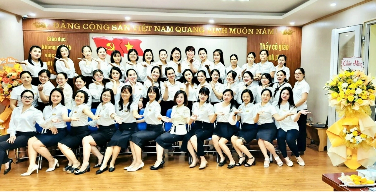 Hoạt hình con chó con đáng yêu trong trang phục ngộ nghĩnh