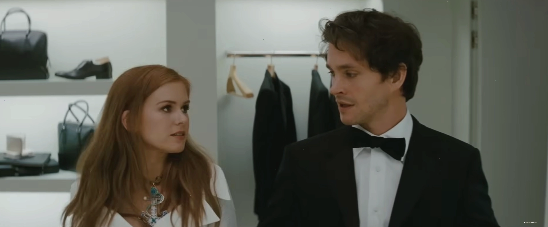 Isla Fisher và Hugh Dancy trò chuyện trong cửa hàng thiết kế sang trọng