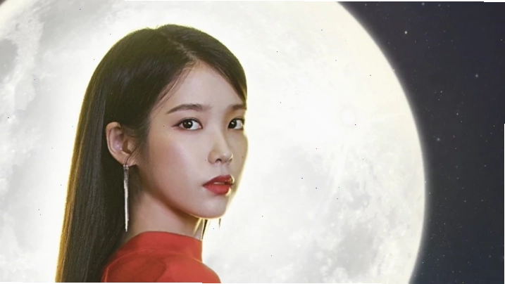 Jang Man Wol (IU) và Goo Chan Sung (Yeo Jin Goo) trong Khách Sạn Bí Ẩn