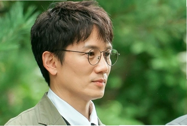 Ji Sung giữ phong độ trong vai thẩm phán Lee Han Young