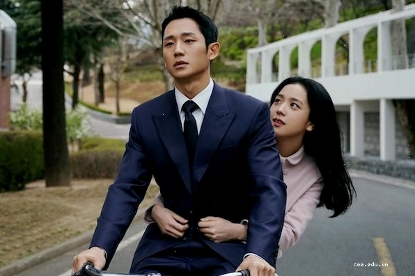 Jisoo và Jung Hae In trong phim Hoa Tuyết Điểm