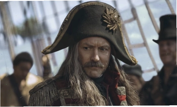 Jude Law trong vai Thuyền trưởng Hook trong Peter Pan & Wendy