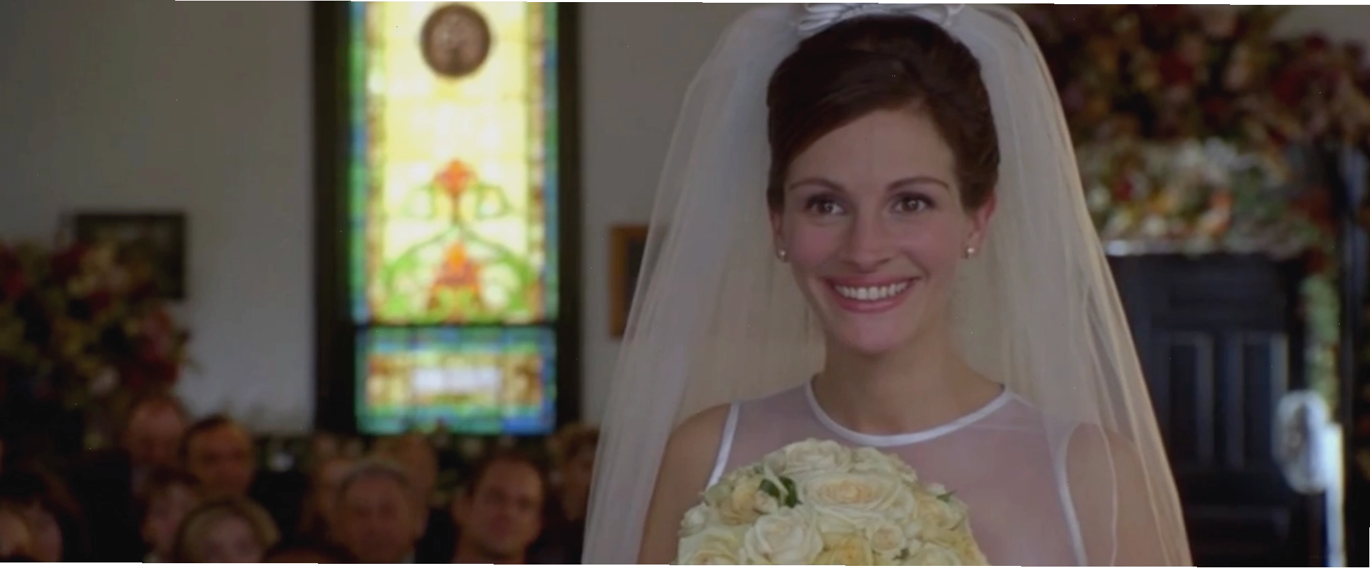 Julia Roberts mặc váy cưới đứng ở bàn thờ