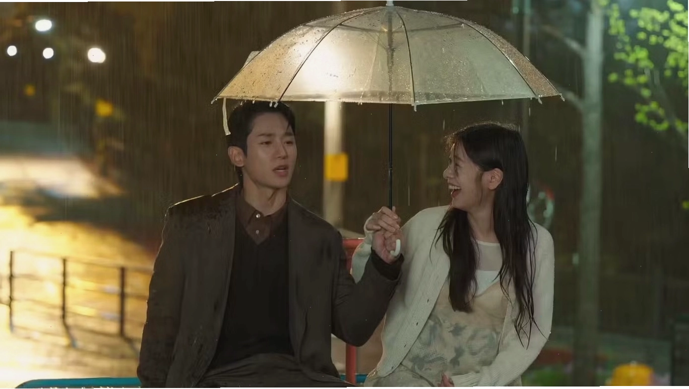 Jung Hae In và Jung So Min vào vai những người hàng xóm, dần nảy sinh tình yêu trong phim Con Trai Bạn Mẹ