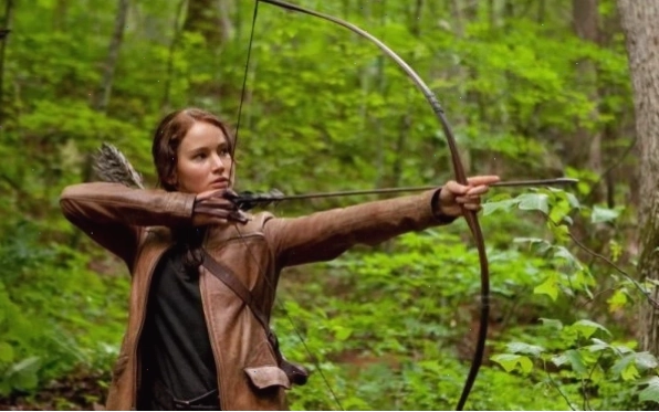 Katniss Everdeen bắn tên xuyên quả táo