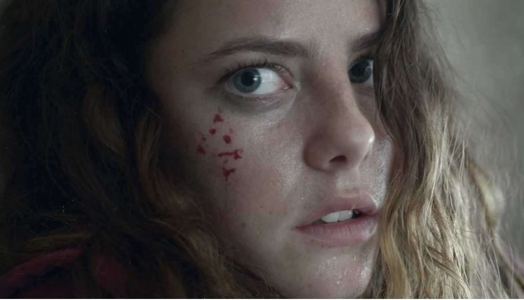 Kaya Scodelario trong vai Kelly trong phim 'Tiger House'