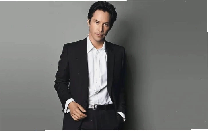 Keanu Reeves trong một buổi chụp hình với phong thái lịch lãm