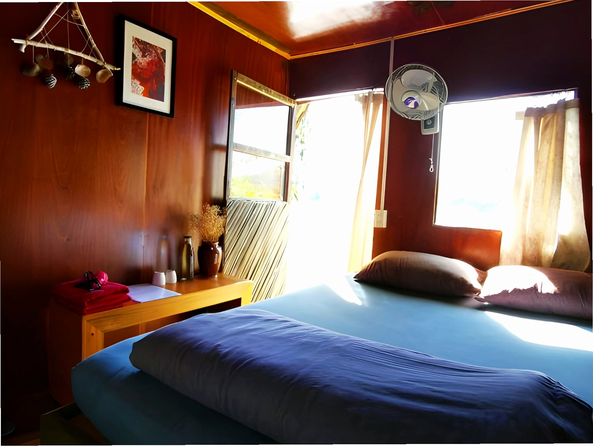 Không gian cafe tại The Lake House Dalat nhìn ra hồ