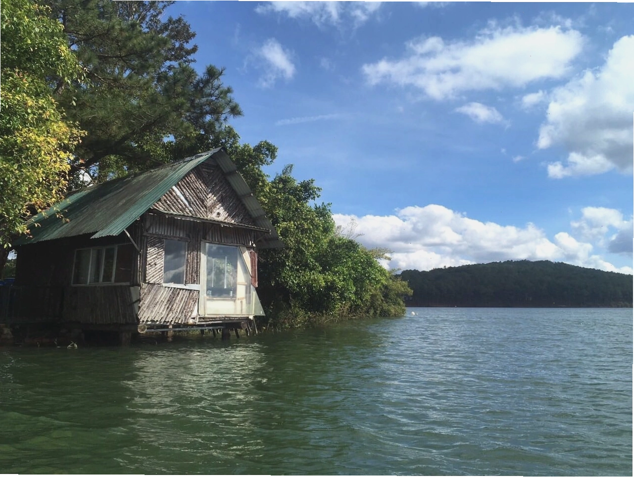 Không gian phòng nghỉ tại The Lake House Dalat với view nhìn ra hồ