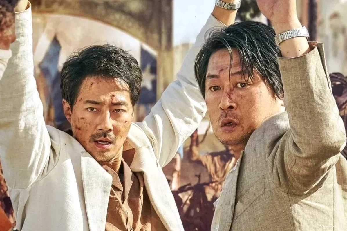 Kim Yun-seok và Heo Joon-ho trong phim Escape from Mogadishu