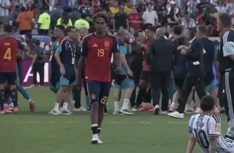 Lamine Yamal bắt tay động viên Lionel Messi sau trận chung kết