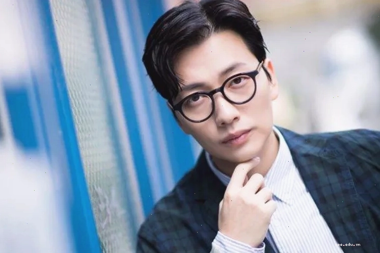 Lee Dong Hwi trong vai In Bae, đồng hành cùng thầy trừ tà Cheon