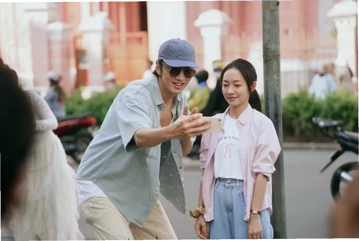 Lee Kwang Soo và Hoàng Hà trong phim Tay Anh Giữ Một Vì Sao