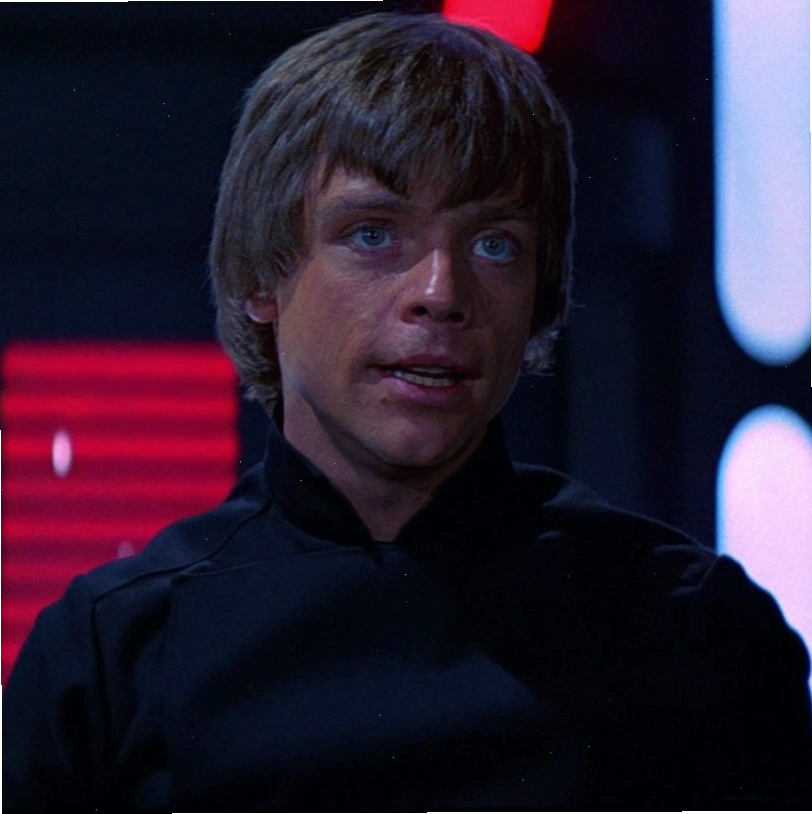 Luke Skywalker cầm thanh lightsaber của cha mình