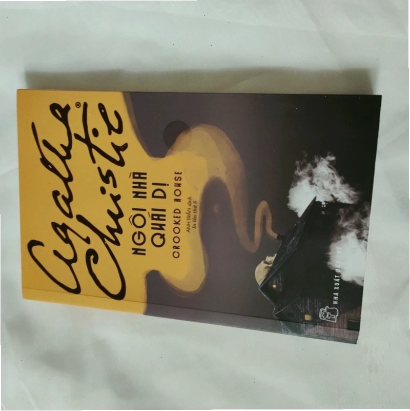Minh họa bìa sách Crooked House của Agatha Christie