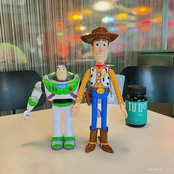 Mô hình Buzz Lightyear làm quà tặng