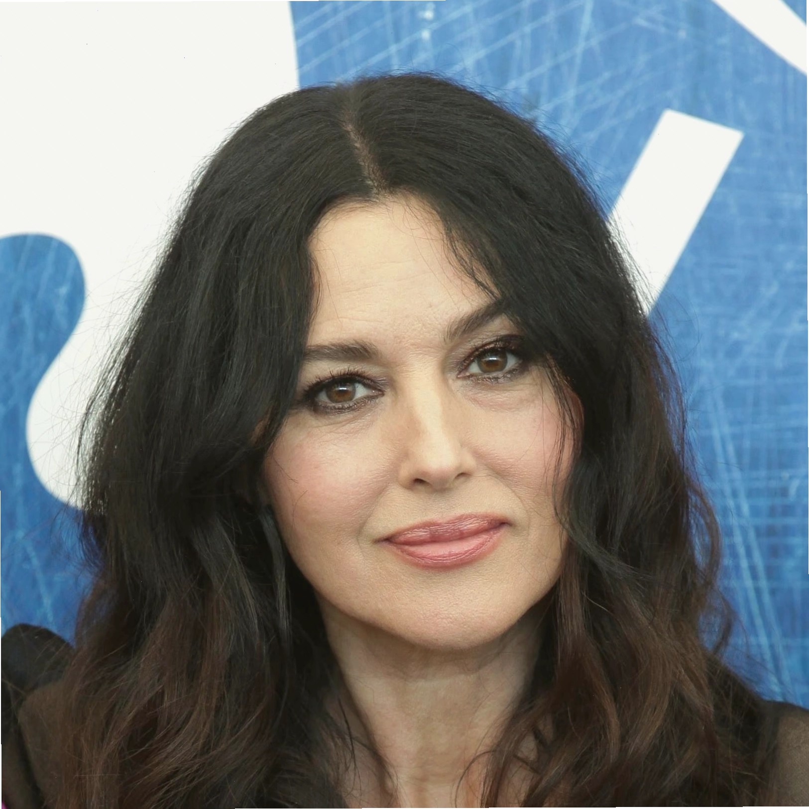 Monica Bellucci và Bernard Campan trong phim How Much Do You Love Me? 2005