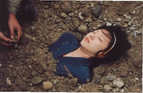 Một poster phim kinh điển của Kim Ki Duk, thể hiện phong cách độc đáo