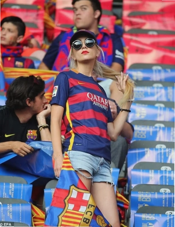 Neymar ăn mừng bàn thắng ấn định tỷ số