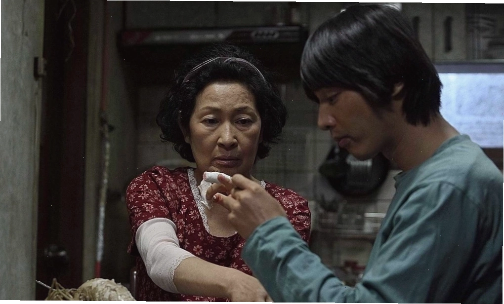 Nghệ sĩ Kim Hye Ja hóa thân người mẹ chăm lo cho con trai Do Joon do Won Bin đóng trong phim Mother