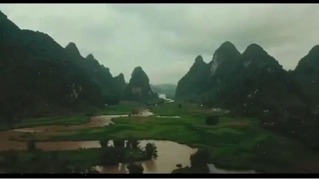 Người phụ nữ đang suy ngẫm về tương lai, biểu tượng cho hành trình làm lại cuộc đời