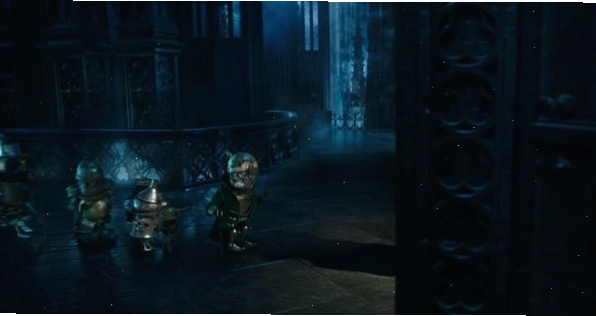 Nữ hoàng Đỏ với vẻ mặt đe dọa trong Alice Through the Looking Glass