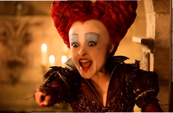 Nữ hoàng Trắng an ủi Alice trong phim