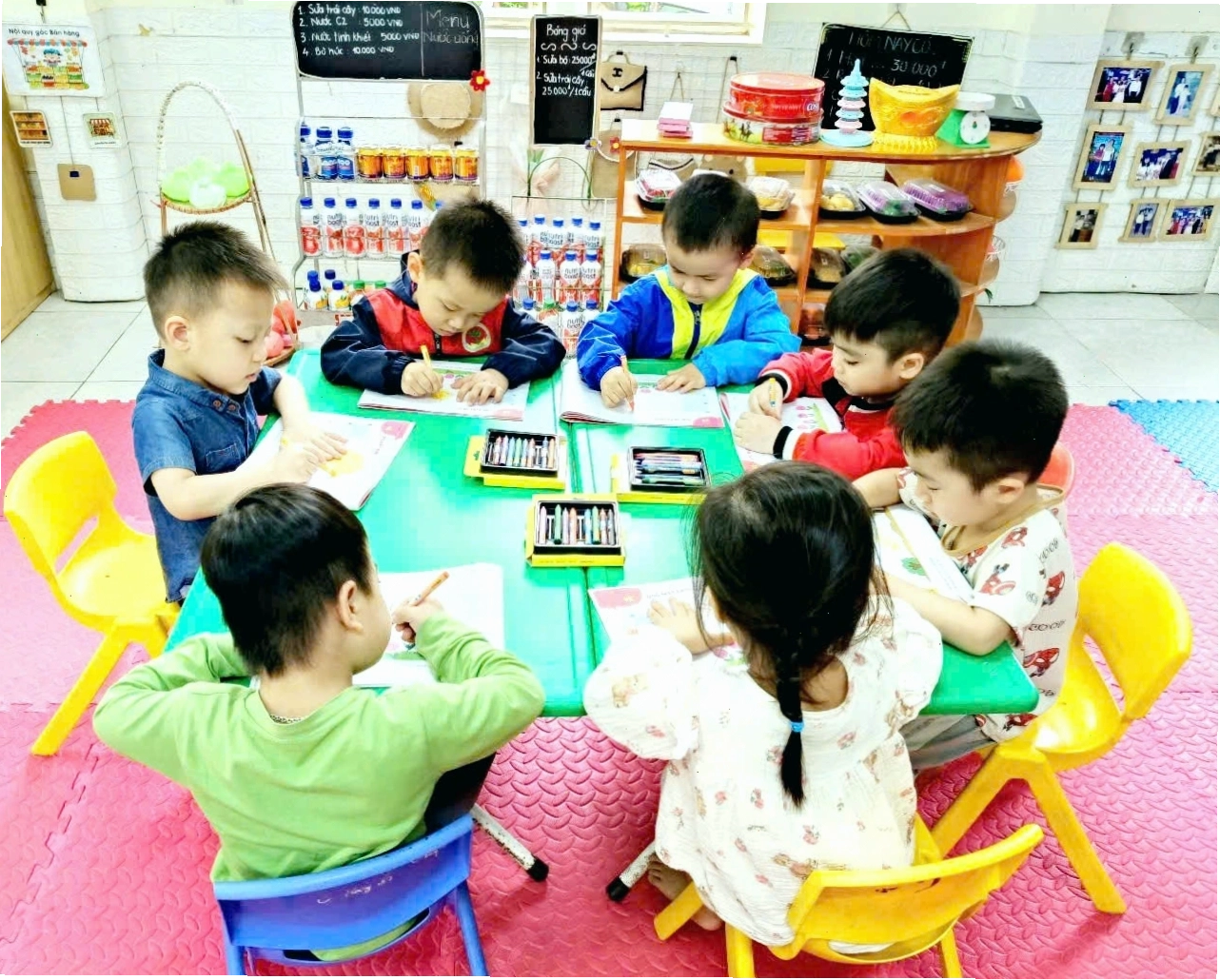 Ông mặt trời hoạt hình với những tia nắng xiên