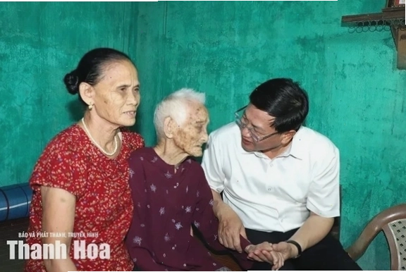 Phó Chủ tịch Thường trực UBND tỉnh Mai Xuân Liêm viếng nghĩa trang liệt sĩ và thăm, tặng quà các gia đình chính sách