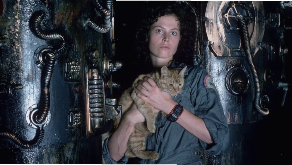 Poster phim Aliens (1986) với hình ảnh Ripley đối đầu quái vật ngoài hành tinh