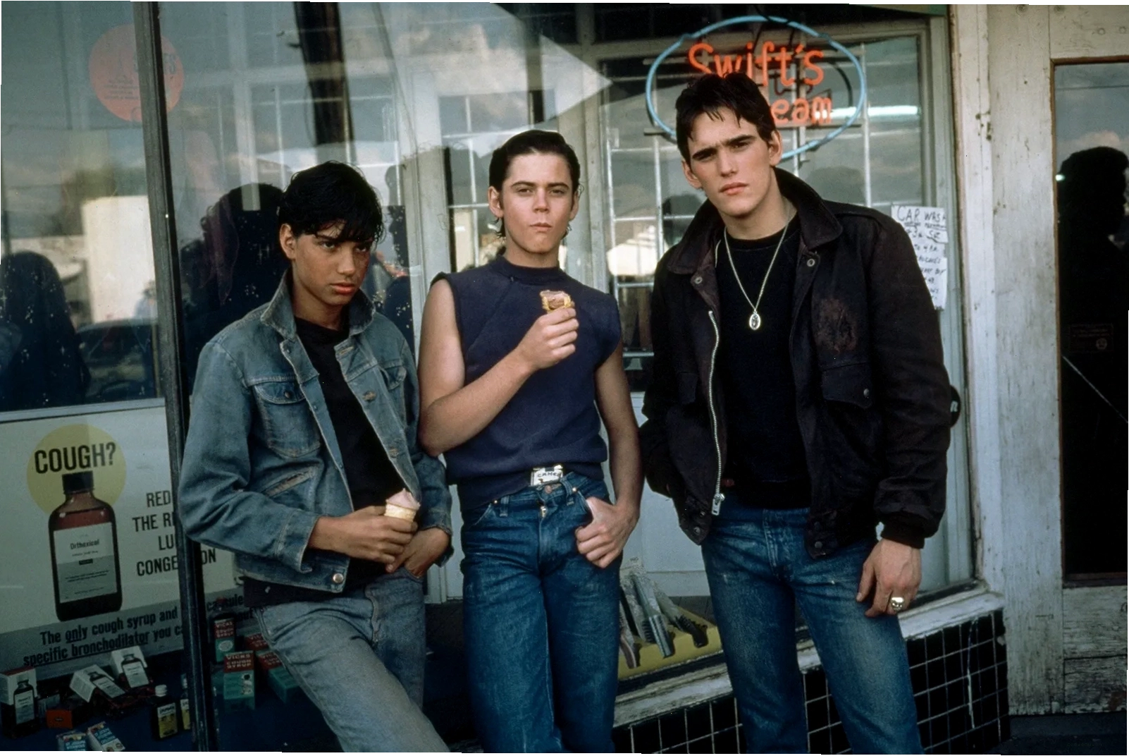 Ralph Macchio và William Zabka trong Cobra Kai