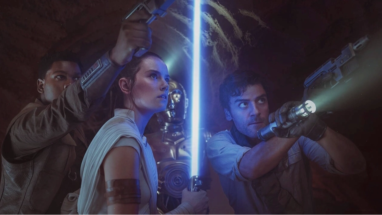 Rey cầm thanh lightsaber Skywalker