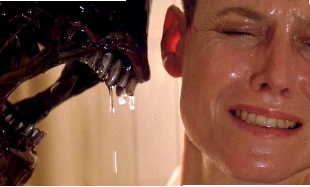 Ripley đối đầu Nữ hoàng Xenomorph trong Aliens (1986)