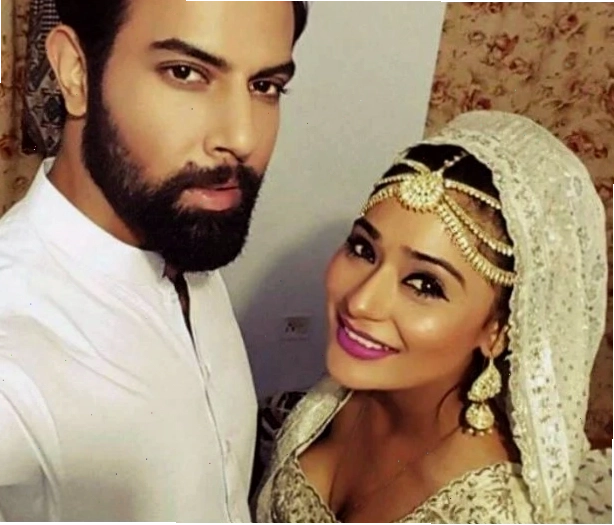 Sara Khan và Noor Hassan