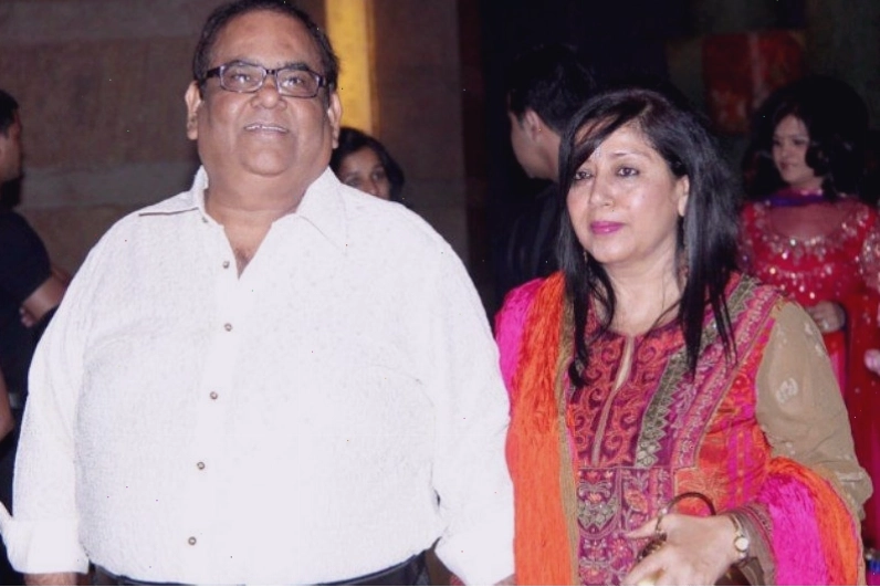 Satish Kaushik cùng vợ