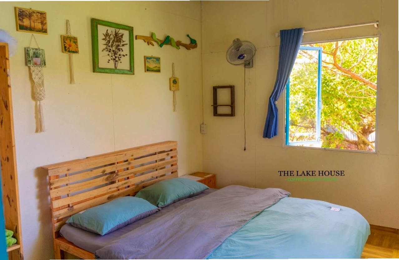 The Lake House Dalat nhìn ra khung cảnh Hồ Tuyền Lâm thơ mộng
