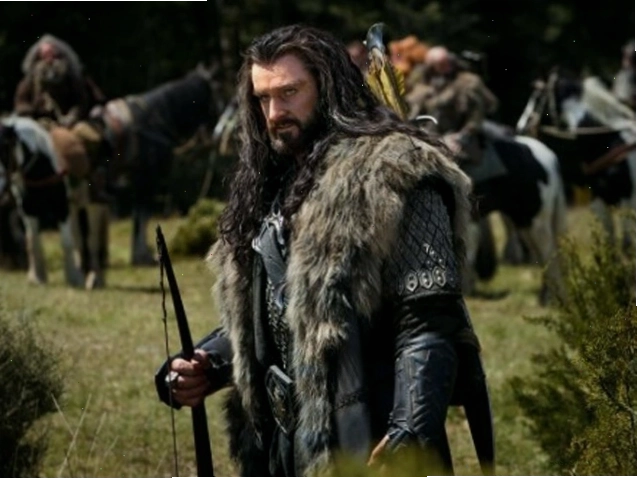 Thorin Oakenshield cầm lá chắn gỗ sồi trong trận chiến