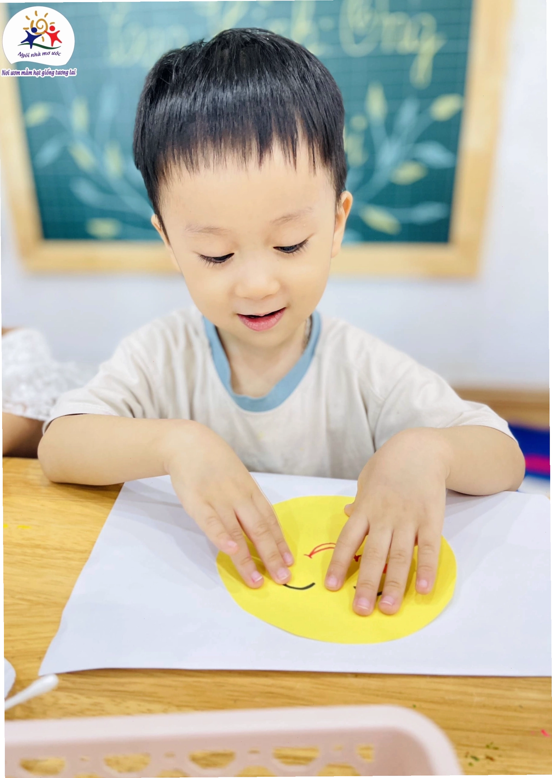 Tranh ông mặt trời với chi tiết tia nắng rõ nét