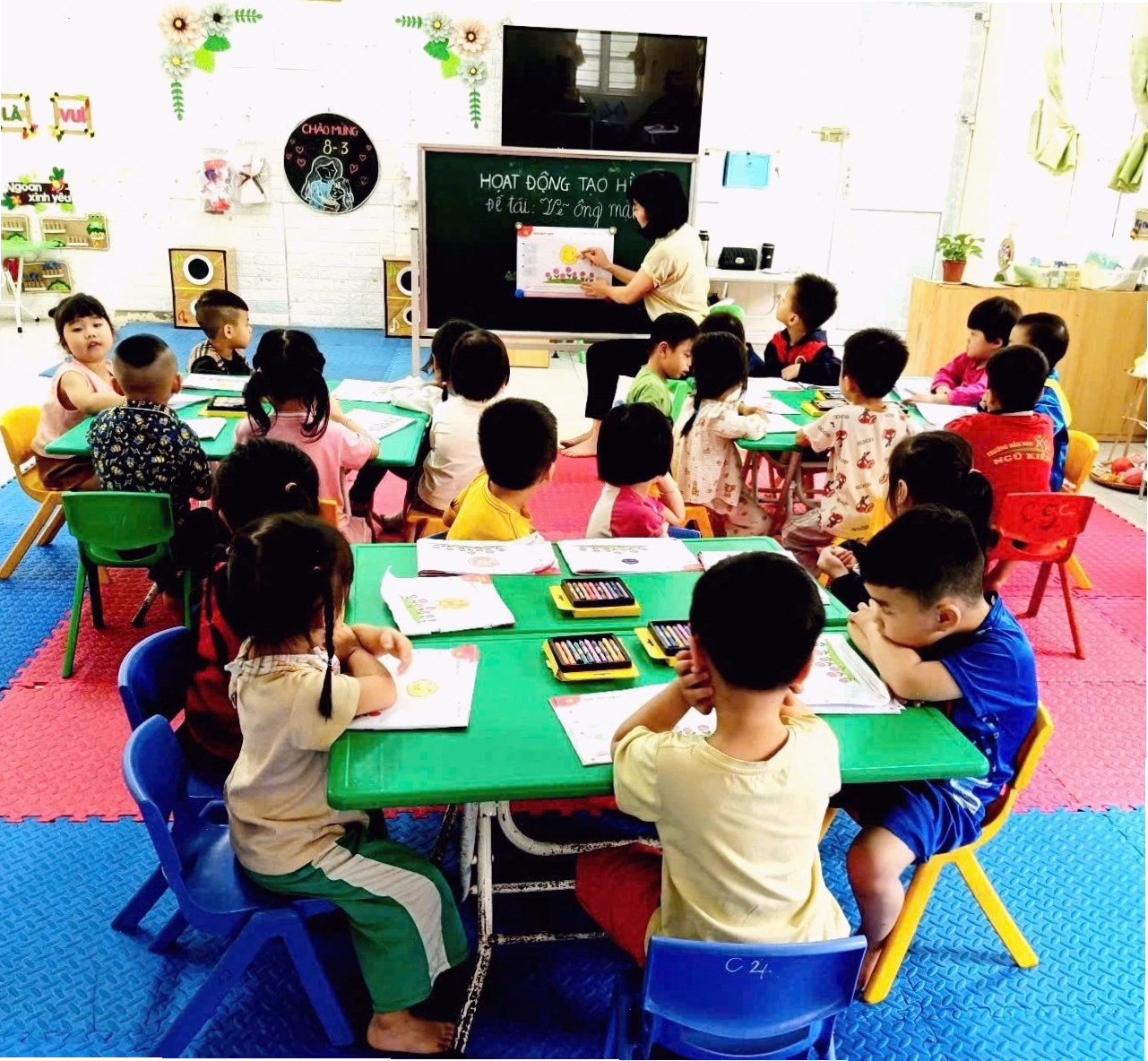 Tranh vẽ ông mặt trời hoạt hình nhiều màu sắc