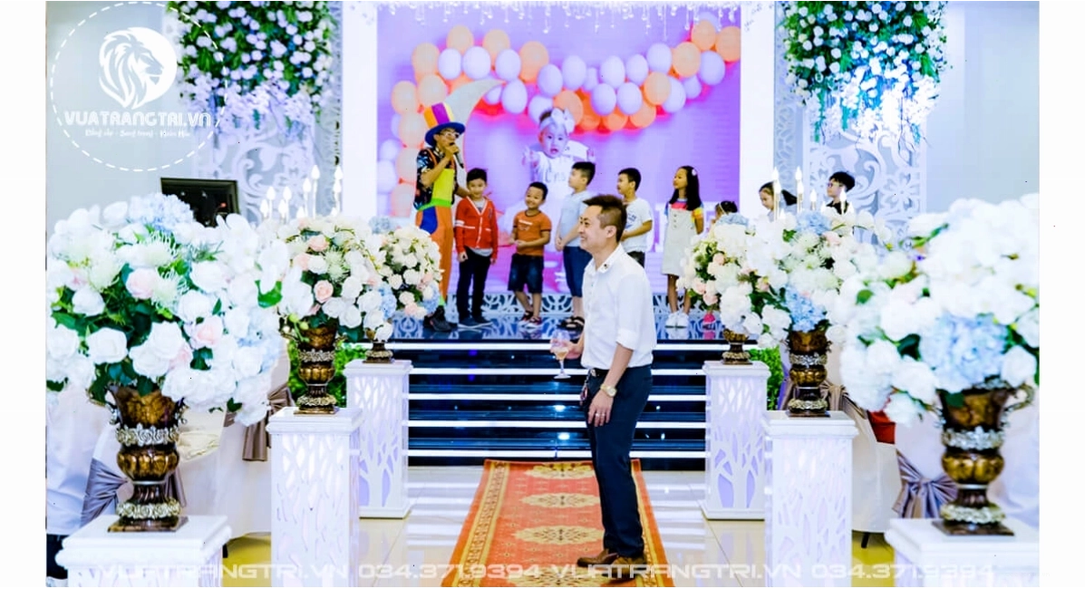 Trẻ em thích thú xem chú hề hoạt náo tạo hình bong bóng