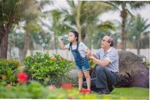 Trẻ em vui đùa trong không gian xanh mát của Vinhomes Riverside