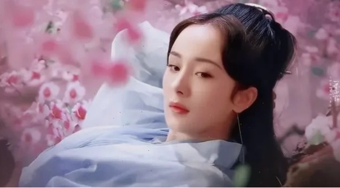 Triệu Lộ Tư trong một bộ phim hiện đại