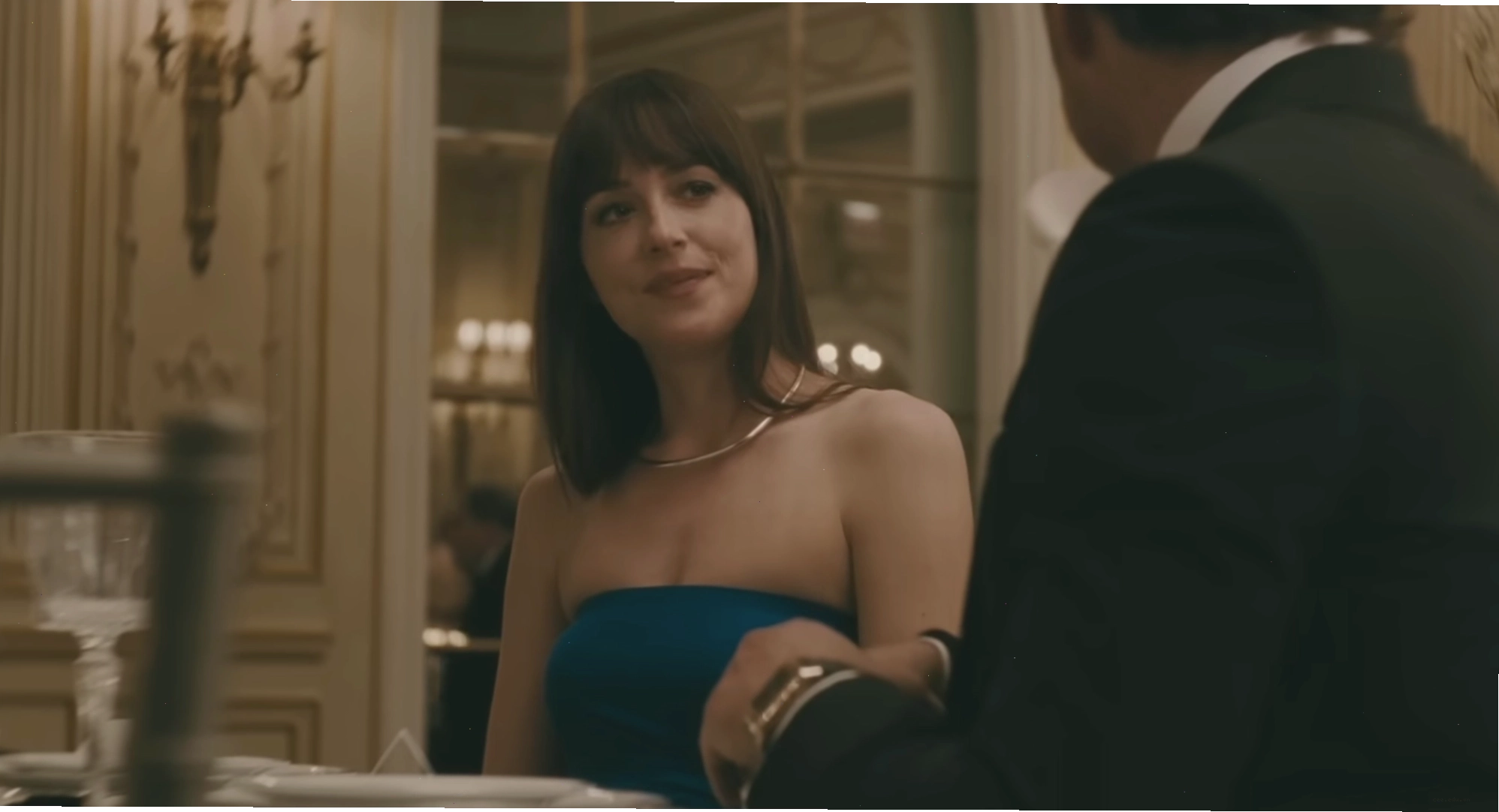 Trong cảnh phim Materialists, Dakota Johnson ngồi đối diện người đàn ông ăn mặc lịch lãm trong nhà hàng sang trọng