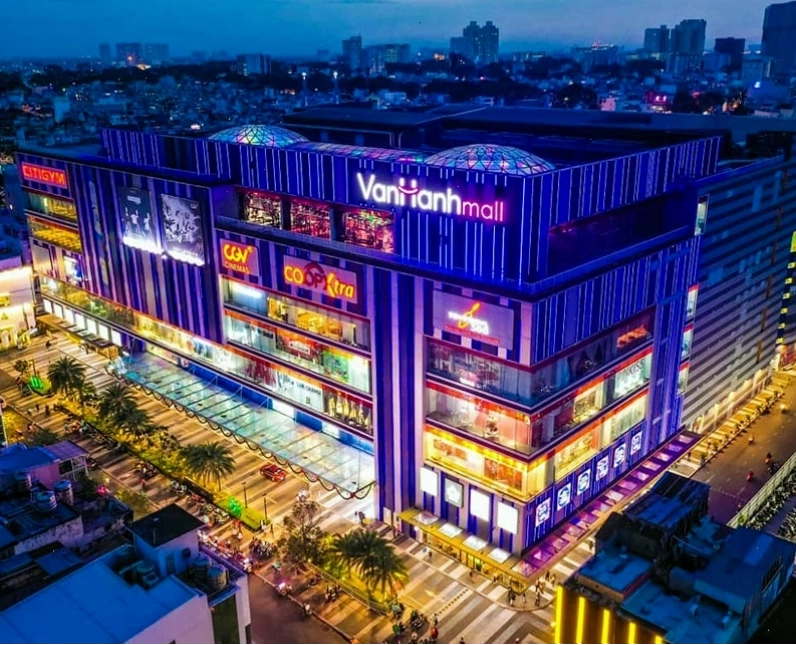 Vạn Hạnh Mall là một trung tâm thương mại sầm uất tại Quận 10