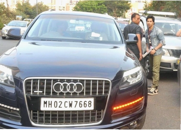 Varun Dhawan bên cạnh chiếc Audi Q7