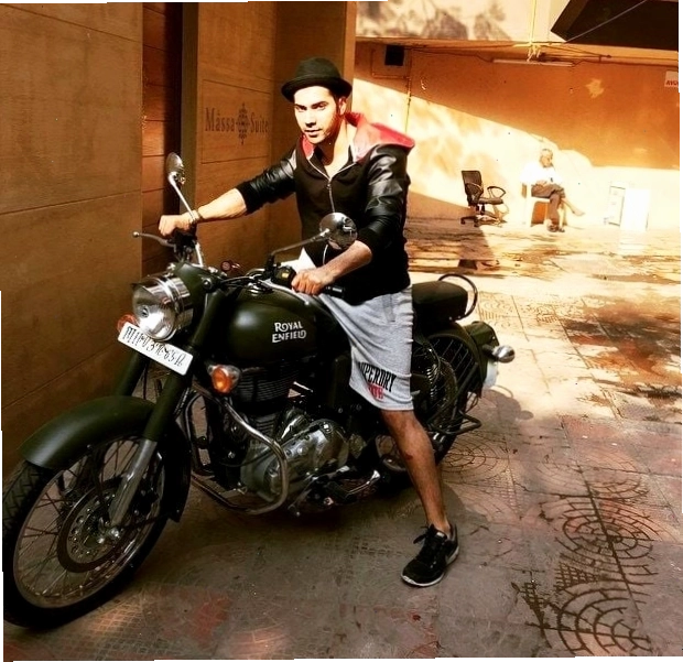 Varun Dhawan tạo dáng trên xe máy