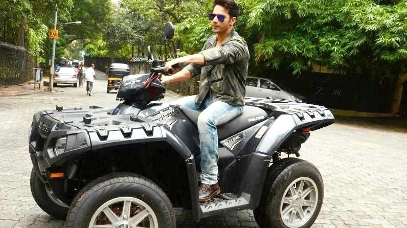 Varun Dhawan trên chiếc xe địa hình