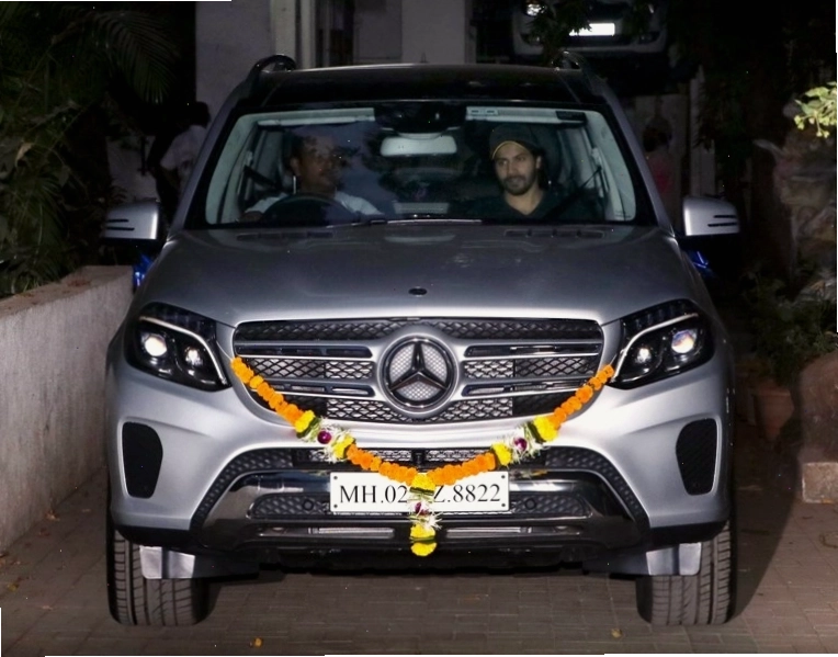 Varun Dhawan trong chiếc Mercedes