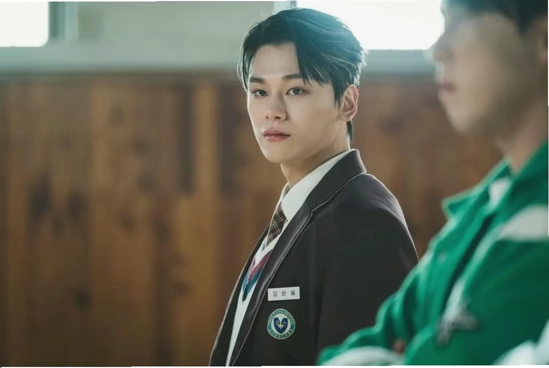 Yoon Ga Min (Hwang Min Hyun) trong phim Đầu Gấu Học Nhóm